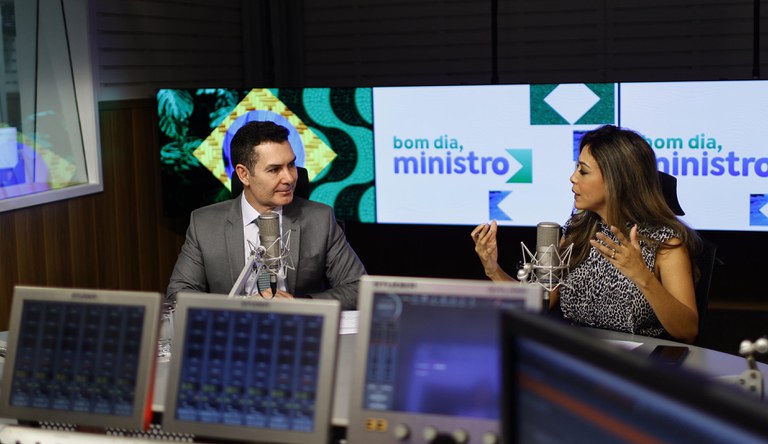 Na foto o ministro falando durante a entrevista ao lado da entrevistadora