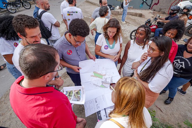 Na foto o secretário Guilherme Simões examina o mapa da comunidade