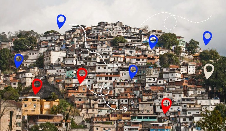 Na foto imagem de favela com vários ícones em forma de setas apontando para vários locais