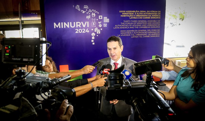 Na foto o ministro falando durante entrevista