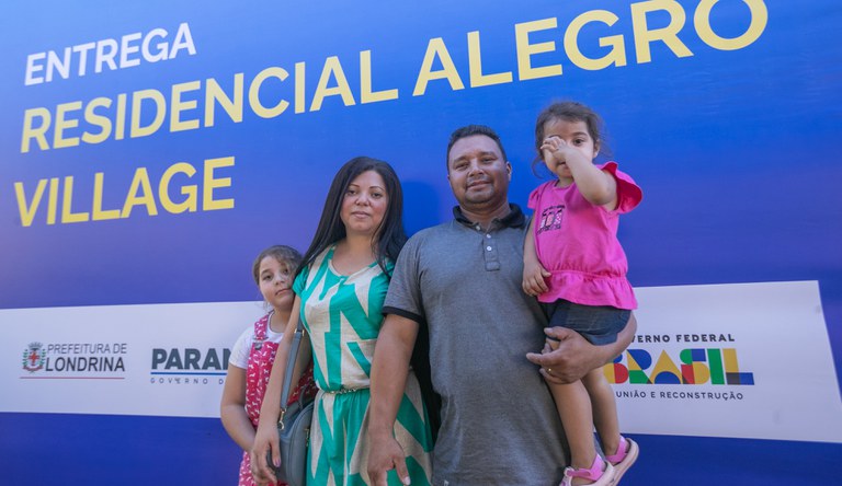 Na foto Regiane e sua família, o marido e duas filhas