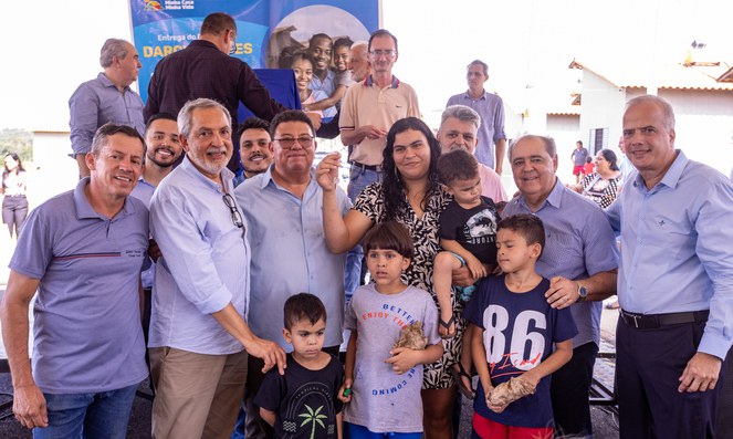 Famílias durante a entrega das chaves. Crédito: Bruno Henrique