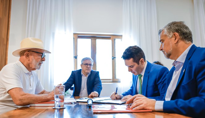 Ministro assina a liberação de verba para o RS. Crédito: Wálisson Breno/Presidência da República.