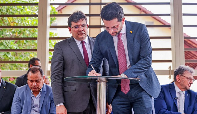 Governador Rafael Fonteles e André Morais, diretor do Departamento de Infraestrutura da Mobilidade Urbana do Ministério das Cidades, oficializam investimentos para a mobilidade urbana no Piauí. Crédito: Gabriel Paulino.