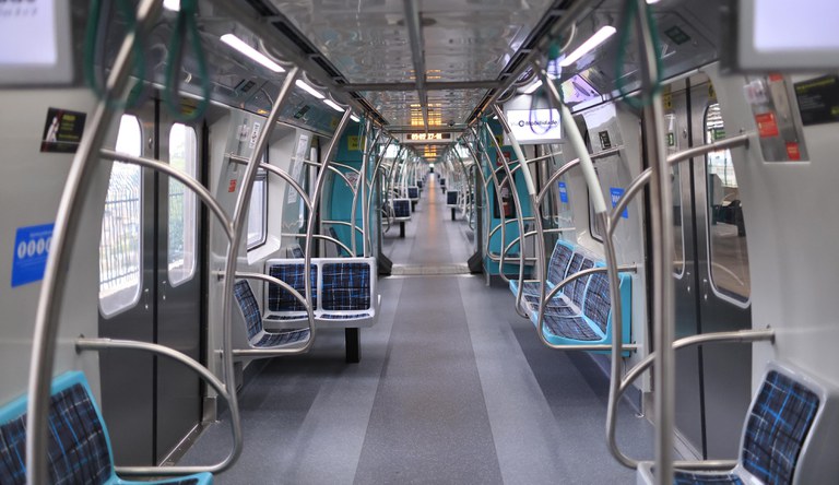 Na foto interior de um trem do metrô
