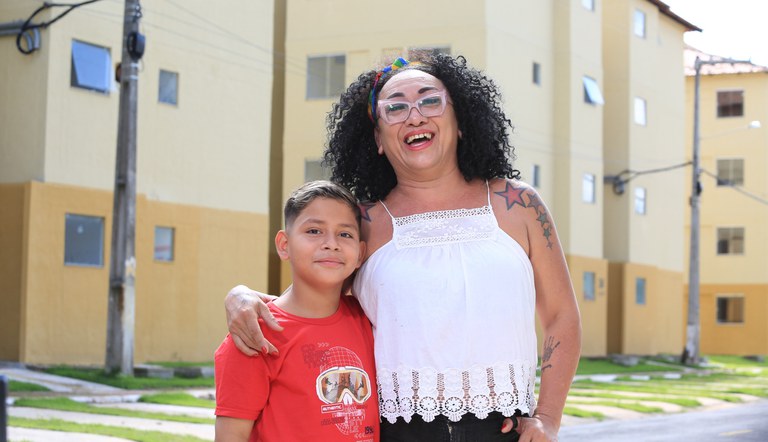 Na foto Bárbara Pestana e seu filho a frente de um dos prédios do condomínio