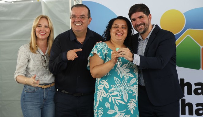 Lucília Goulart, vice-prefeita; Marcelo Villares, prefeito; e secretário Augusto Rabelo entregam as chaves para Rita de Cássia. Crédito: Dorigley Ferreira.