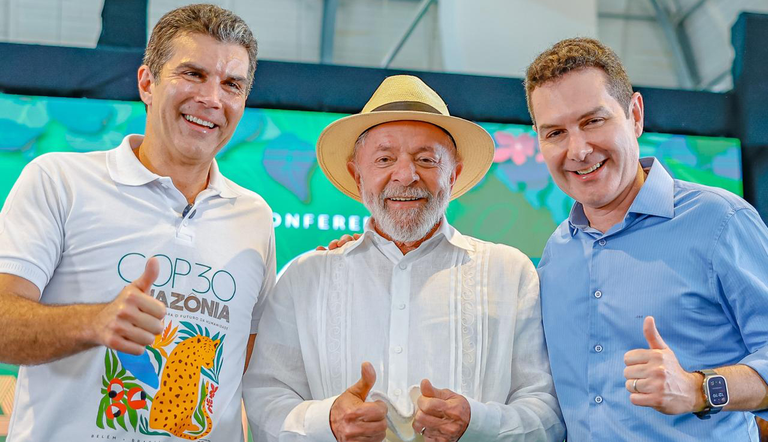Na foto o governador do estado do Pará, Helder Barbalho, o presidente Lula e o ministro Jader Filho fazem sinal de ok para as obras