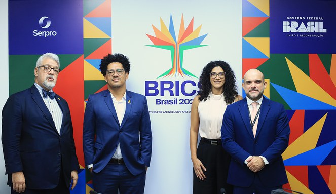 Equipe do Ministério das Cidades: assessor Internacional, Antônio Francisco da Costa e Silva Neto, secretário de Periferias, Guilherme Simões, a coordenadora-Geral de Articulação do Departamento de Mitigação e Prevenção de Risco, Samia Sulaiman e o coordenador de Temas Estratégicos na Assessoria Internacional, Ian Marins Seixas.