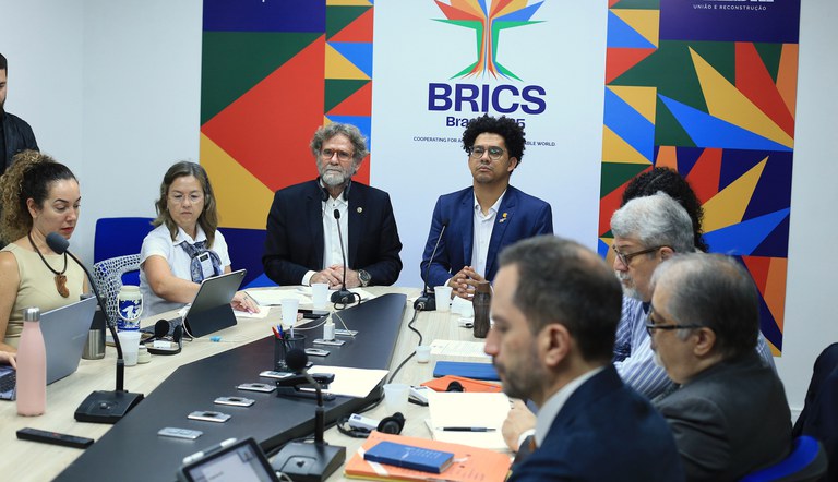 Na foto o secretário Guilherme Simões reunido a outras pessoas na reunião virtual do BRICS