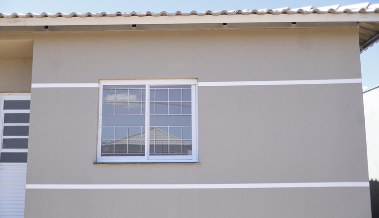 Na foto close da fachada de uma das casas do MCMV