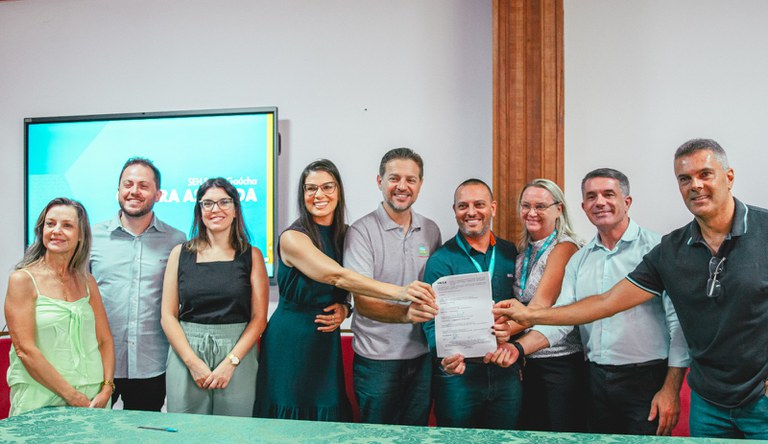 Na foto autoridades participantes do evento exbibem o documento assinado