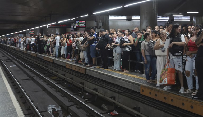 Na foto plataforma de metrô lotada com passageiros aguardando a chegada do trem