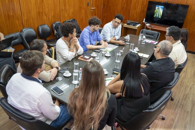 Na foto reunião com equipes da prefeitura do RJ