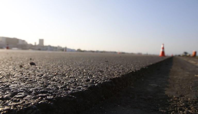 Imagem de uma rua asfaltada.