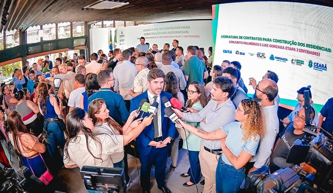 Na imagem um homem dá entrevista para jornalistas.