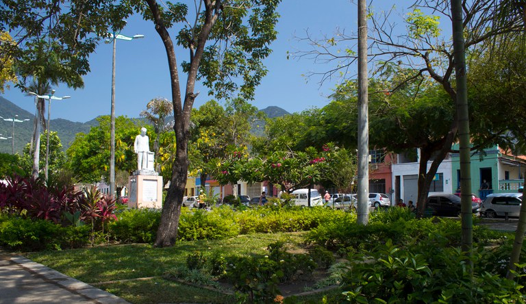 Na imagem uma praça pública de Maranguape, Ceará.
