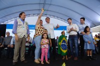 Em Coronel Fabriciano (MG), 500 famílias de baixa renda recebem a casa própria