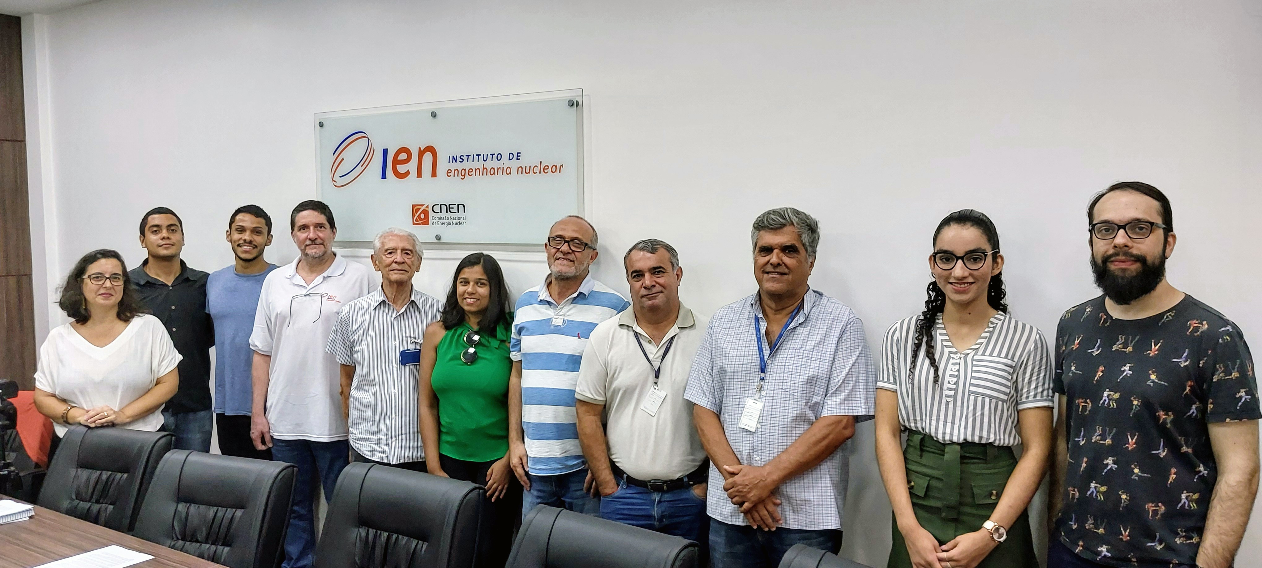 Da esquerda para a direita, Júlia Pereira, Robson Amador, Gabriel Mol, Eugenio Marins, Hilton Mello, Letícia Alves, Antonio Carlos Mól, Francisco Ferreira, Paulo Victor de Carvalho, Hilary Lima e Raphael Pereira.(Foto: Claudio Braz/CNEN)
