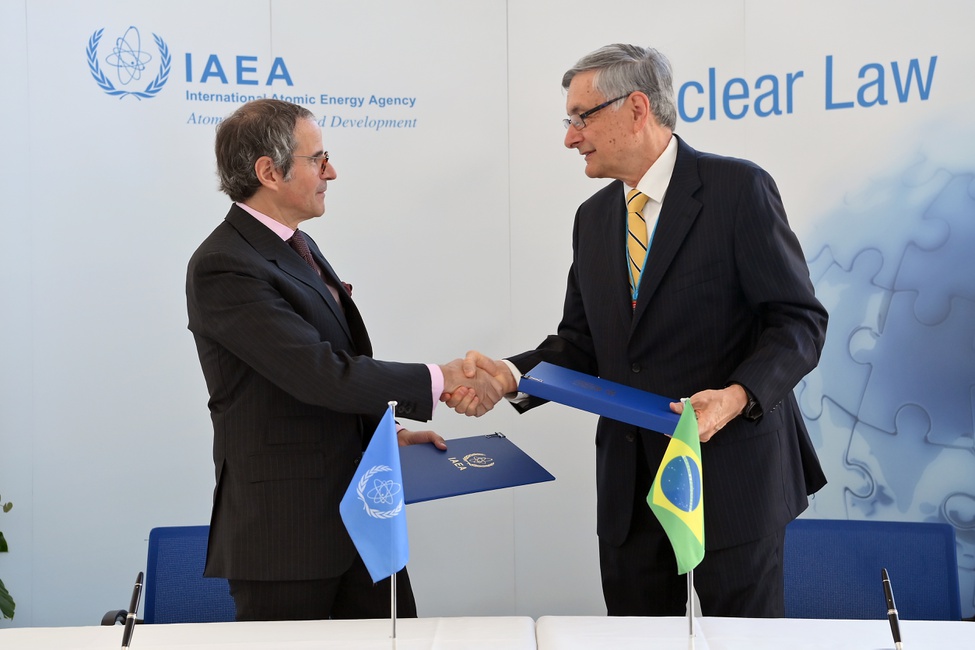 O Diretor-geral da AIEA, Rafael Mariano Grossi (á esquerda), cumprimenta o Presidente da CNEN, Paulo Roberto Pertusi, por ocasião da solenidade de assinatura do acordo de cooperação acadêmica, na sede da Agência em Viena. (Foto: Dean Calma/AIEA)