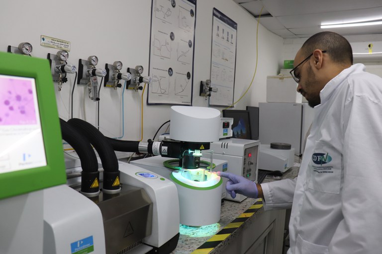 Danilo Ferreira no Laboratório de Química de Nanoestruturas de Carbono