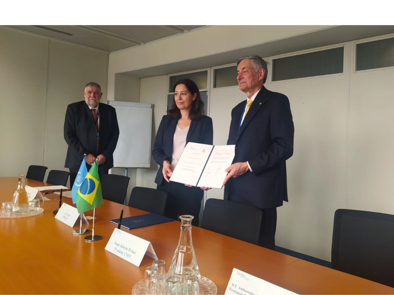 Assinatura do acordo em Viena, Áustria, com a presença de Peter Johnston, chefe da Divisão de Radiação, Transporte e Segurança de Rejeitos da AIEA; Lydie Evrard, do Departamento de Segurança e Radioproteção AIEA; Paulo Pertusi, Presidente da CNEN - Foto: Divulgação CNEN