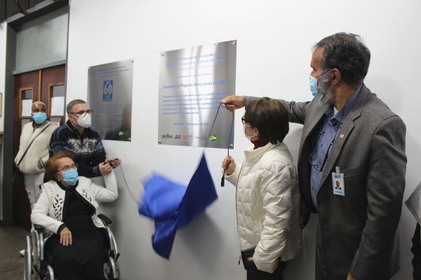 Descerramento de placa em homenagem à Dra. Constância no Centro de Radiofarmácia do IPEN. (Foto: Katia Itioka/IPEN)