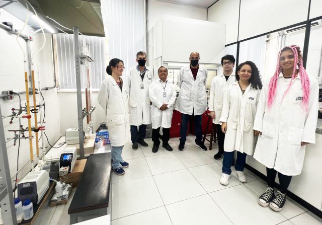 Equipe do projeto liderado pelo pesquisador Oscar Vega (Foto: Ana Paula Freire/IPEN)