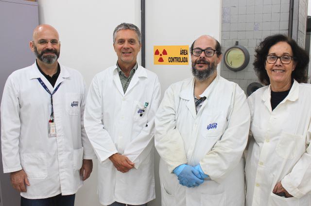 Parte do grupo de pesquisadores do IPEN-CNEN que desenvolveram a bateria nuclear. Da direita para a esquerda: Maria Alice Morato Ribeiro, Carlos Alberto Zeituni, Eduardo Cabral e Antonio Belchior Júnior (Foto: E.R. Paiva/IPEN/CNEN)