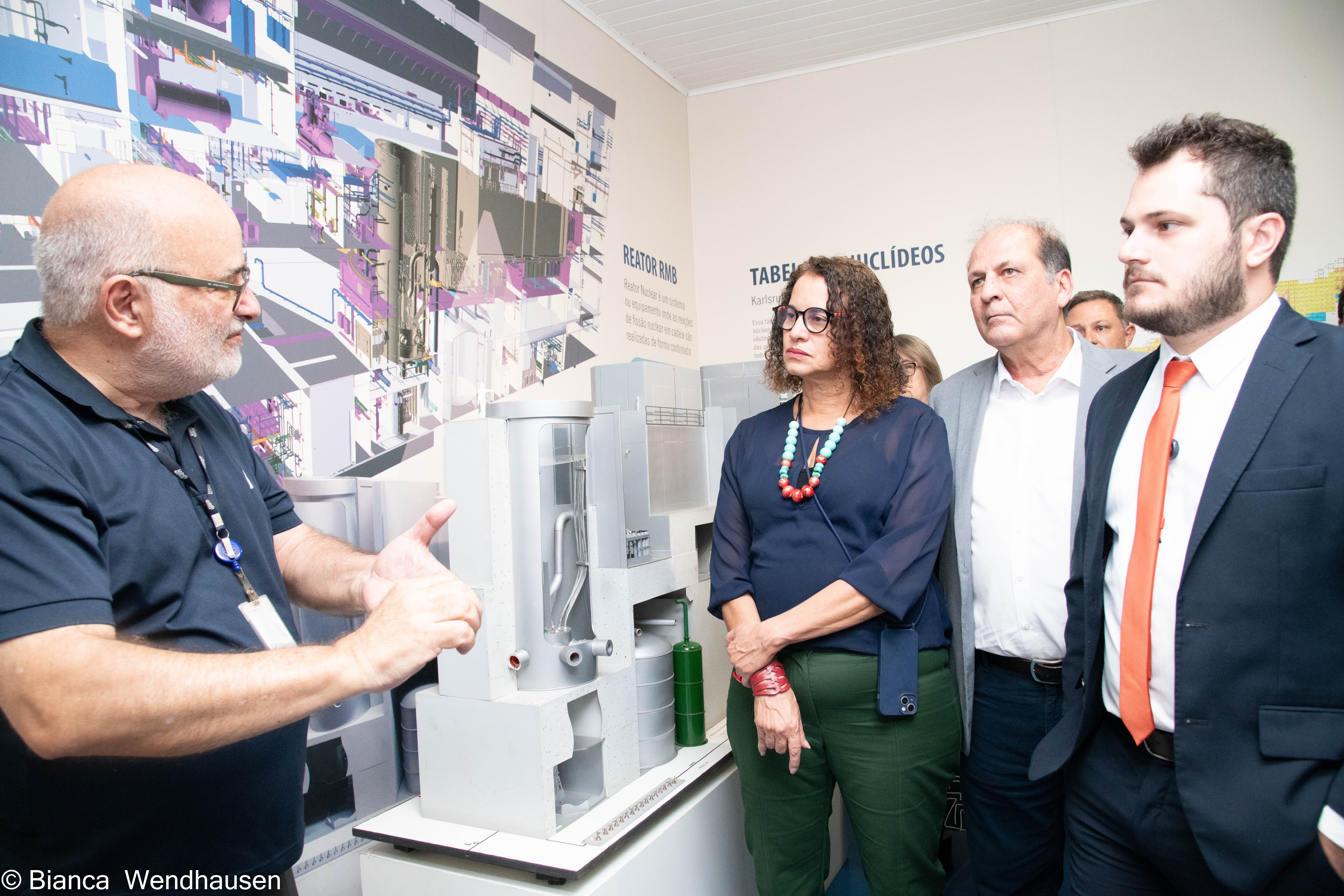 A ministra do MCTI, Luciana Santos, em visita ao local onde será construído o RMB (Fevereiro/2025. Foto: Bianca Wendhausen/CNEN)