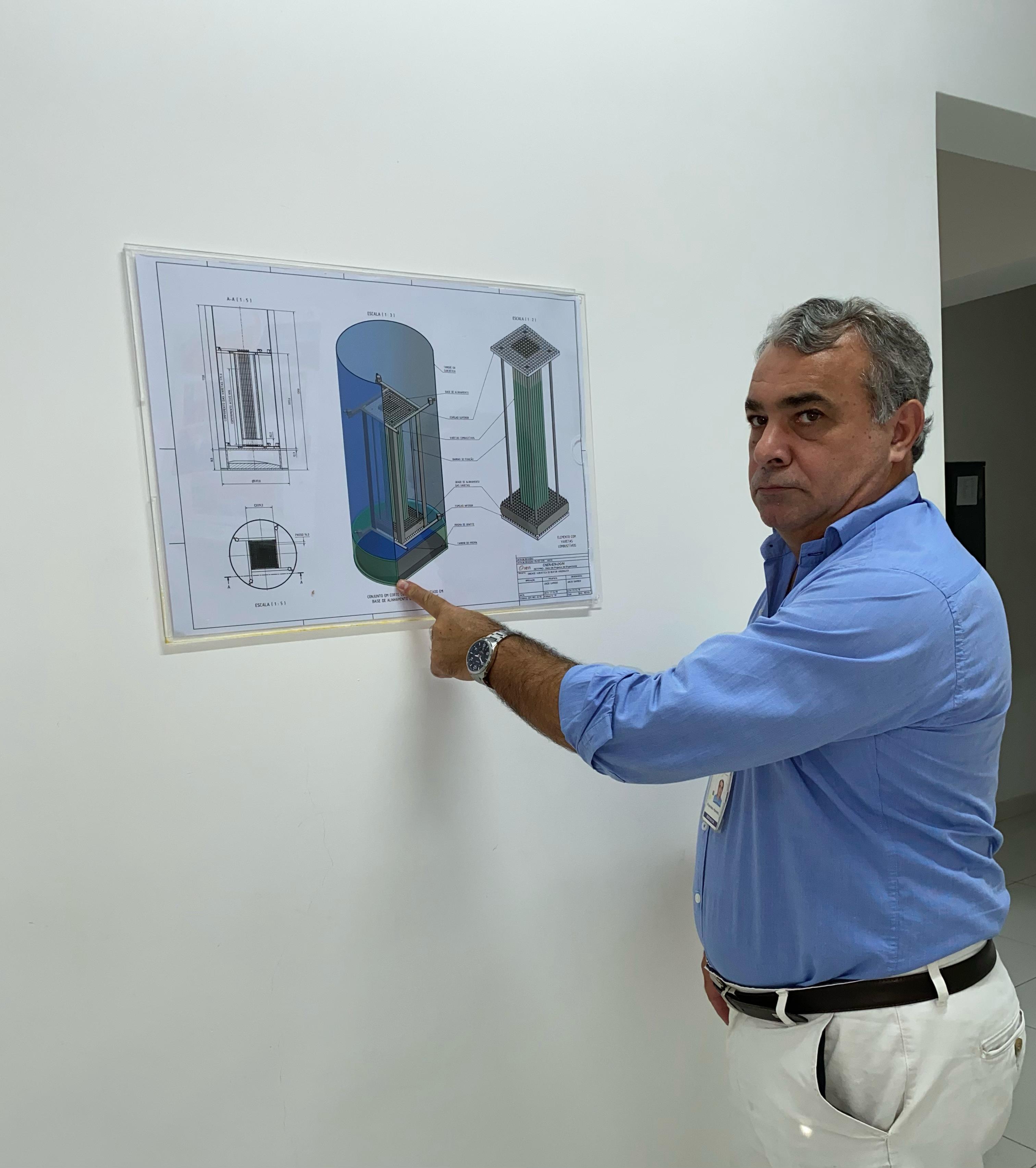 Dr. Francisco Oliveira, pesquisador e chefe da DINUC/IEN, apresentando a ilustração do Microrreator. (Foto: Gledson Júnior/IEN/CNEN)
