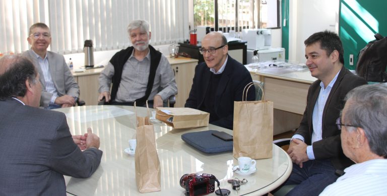 Comitiva da CNEN é recebida no CENA/USP (Foto: Divulgação/CENA/USP)