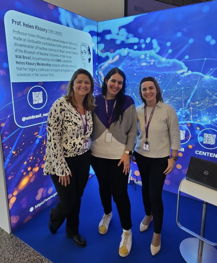 Joana Azambuja e Gabriela Borsatto, da CNEN, com Viviane Khoury, filha de Helen Khoury, homenageada pela WiN Brasil e pela CNEN.