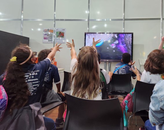 Crianças se divertem no cine 3D