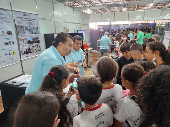 Estudantes aprendem sobre monitoramento e proteção radiológicos