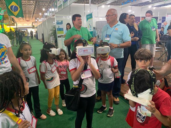 Estudantes conhecendo as instalações do IEN/CNEN através do passeio virtual