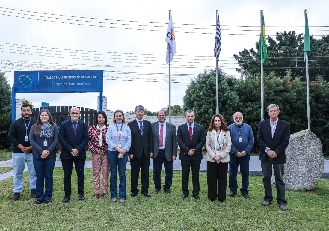 Comitiva com o diretor-geral da AIEA, Hua Liu, visitando o local onde será abrigado o Reator Multipropósito Brasileiro. (Foto: Wander Roberto)