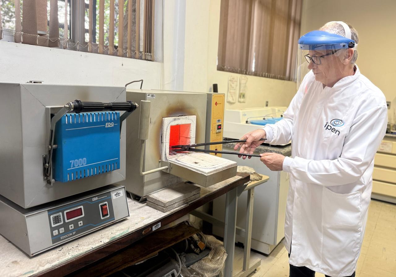 Tratamento térmico de ligas especiais, no Laboratório de Fornos do IPEN/CNEN (Foto: Ana Paula Freire/CNEN)