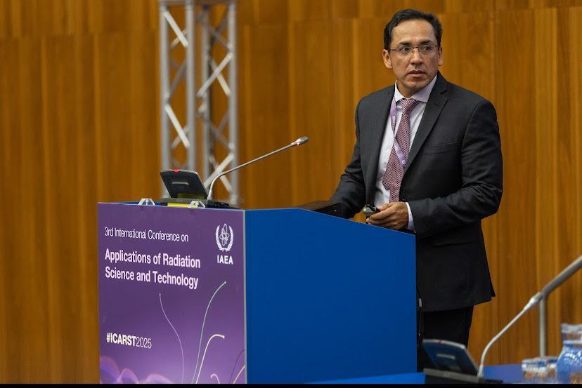 Pesquisador Pablo Vasquez, durante side event do ICARST 2025 (Divulgação/IAEA)