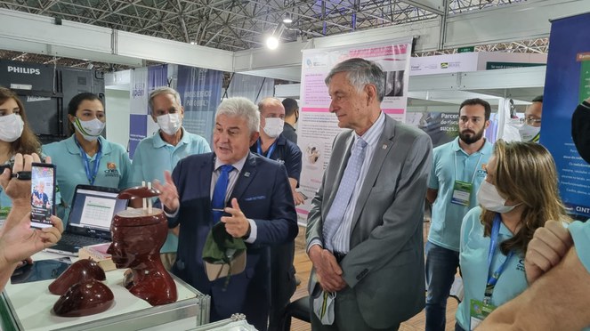 Marcos Pontos no estande da CNEN