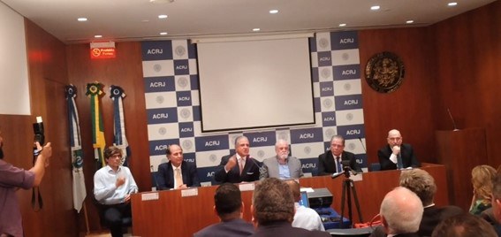 Presidente da CNEN Francisco Rondinelli em mesa de debate na ACRJ (Foto: Divulgação)