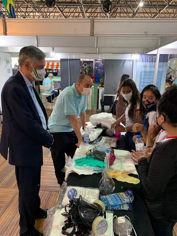 Pertusi no estande da CNEN