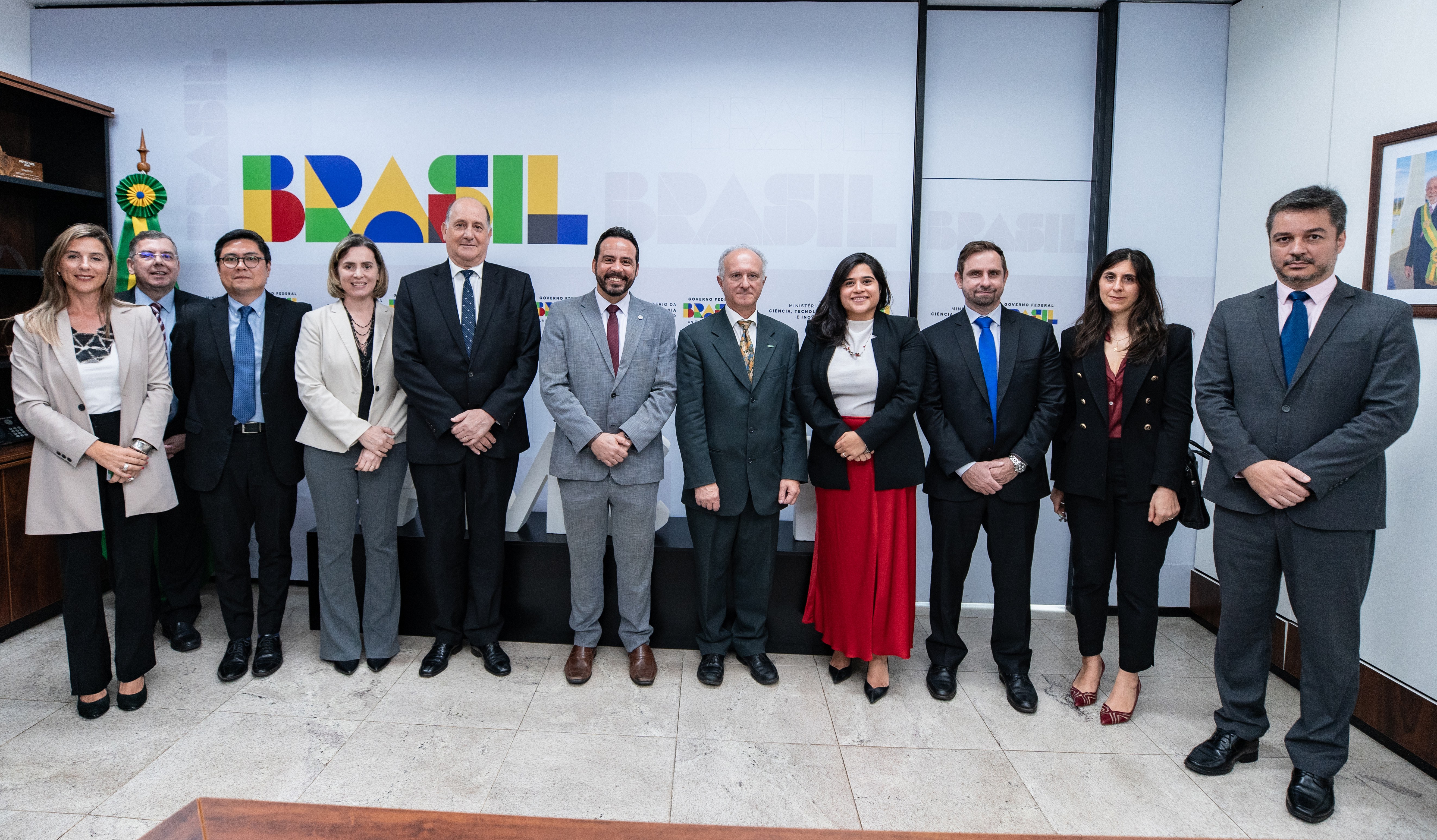 Da esquerda para a direita, Carmela Mirabelli, assessora de assunto internacionais da Invap; Ricardo Leyser, da FGV; Carlos Matsumoto,  chefe da Assessoria Especial de Assuntos Internacionais do MCTI; Gabriela Borsato, coordenadora-geral de Aplicações das Radiações Ionizantes da CNEN; Guillermo Daniel Raimondi, embaixador da Argentina no Brasil; Daniel Gomes de Almeida, secretário de Desenvolvimento Tecnológico e Inovação do MCTI; engenheiro Pablo Abbatte, gerente da área nuclear da Invap; Maite Unzaga, secretária da embaixada argentina; Raphael Padula, diretor do Departamento de Fundos e Investimentos MCTI; ministra Emilia Cortes, da embaixada argentina; Pedro Maffia, diretor de Gestão Institucional e presidente da CNEN substituto (Foto: Douglas Troufa/CNEN)