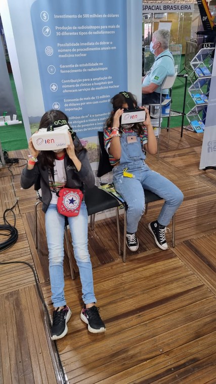 Visitantes usam equipamentos de realidade virtual que CNEN aplica na área nuclear