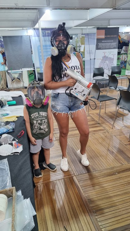 Visitantes com equipamentos de radioproteção e dosimetria