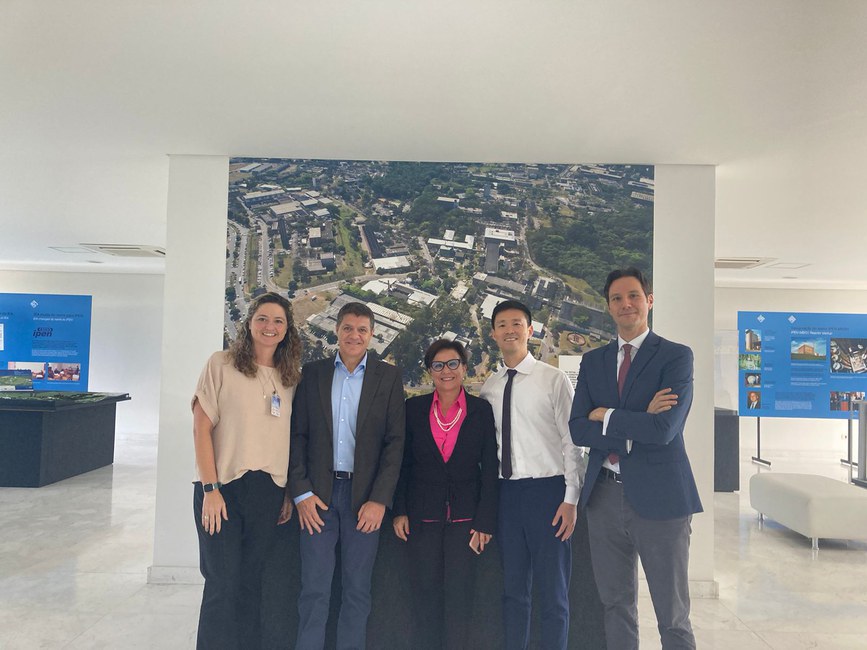 Da esquerda para direita: Joana Azambuja (CNEN), Raul C. Cabrejas (IAEA), Isolda Costa (diretora do IPEN), Jicheng Zhang (IAEA) e Daniele Alesani (IAEA). (Foto: Divulgação/IPEN/CNEN)