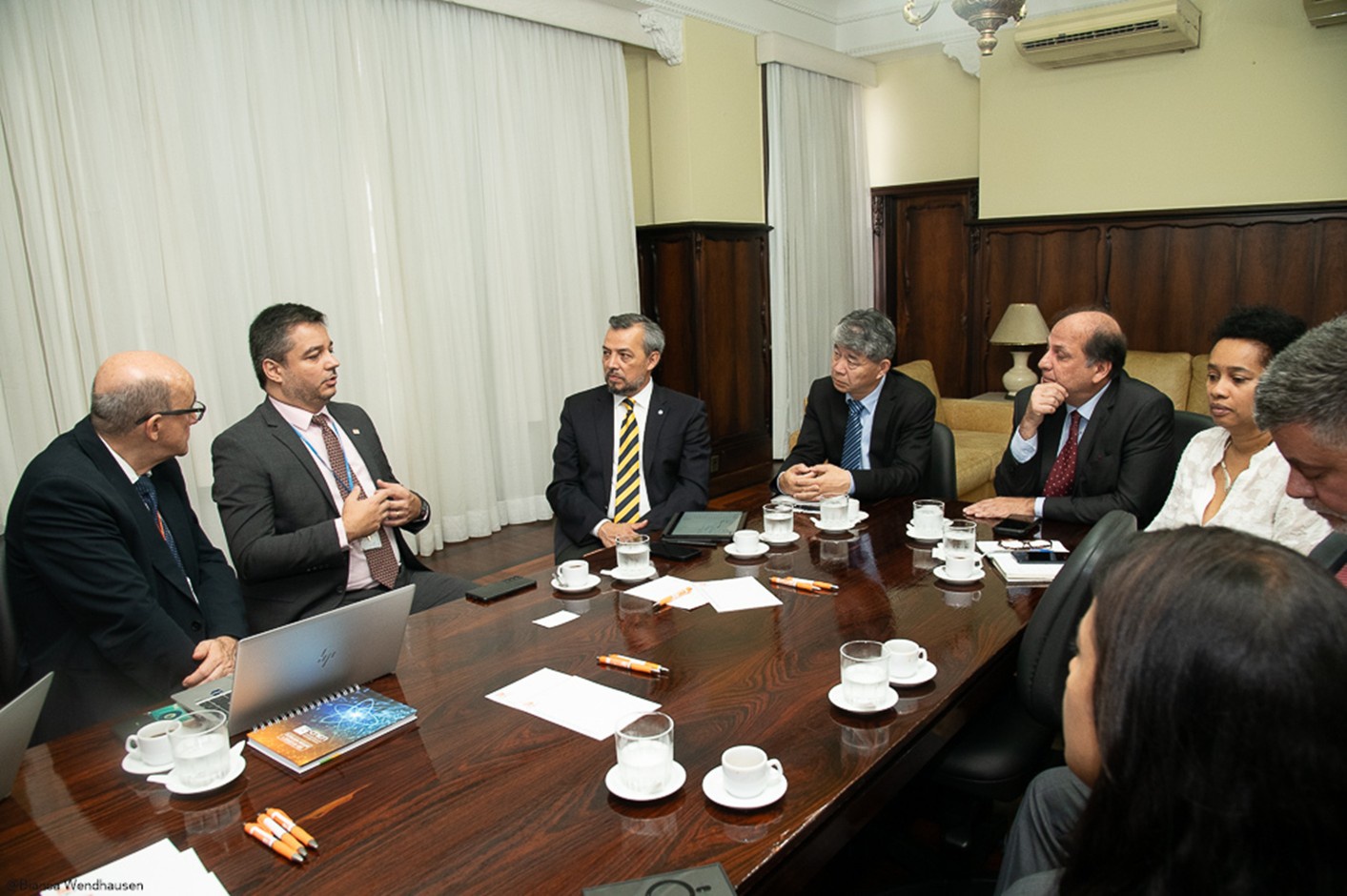 Sr. Hua Liu em reunião na sede da CNEN. (Foto: Bianca Wendhausen/CNEN)