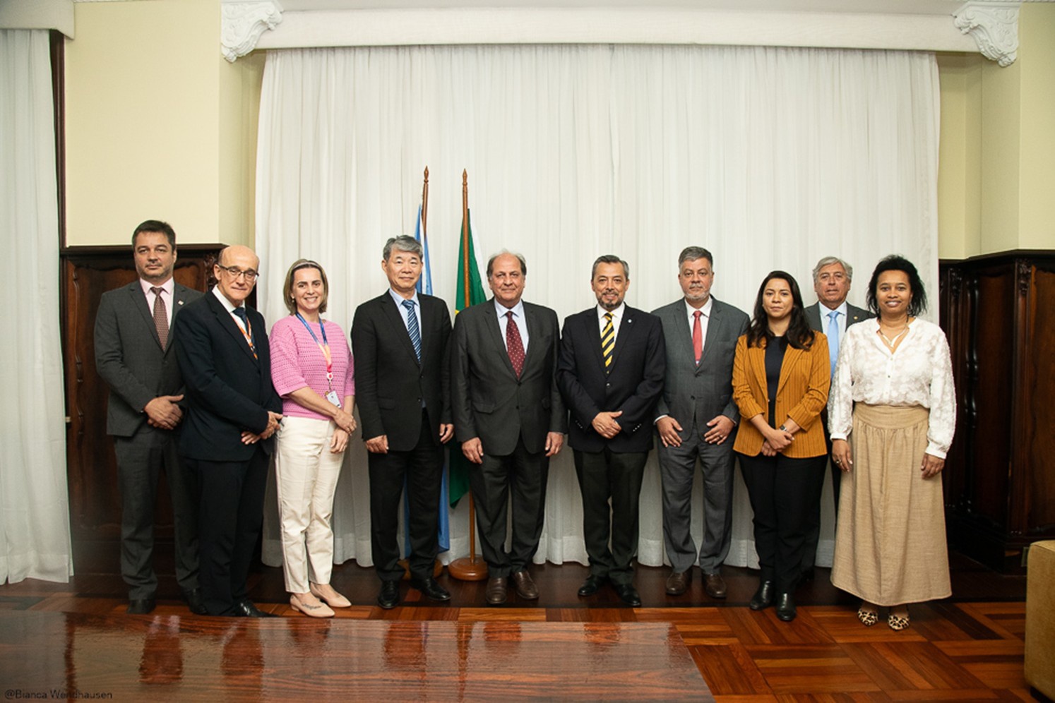 Diretores da AIEA, Hua Liu e Raul Ramirez, em visita institucional à sede da CNEN, acompanhados do presidente, Francisco Rondinelli Júnior, e demais diretores, no dia 23 de junho de 2025. (Foto: Bianca Wendhausen/CNEN)