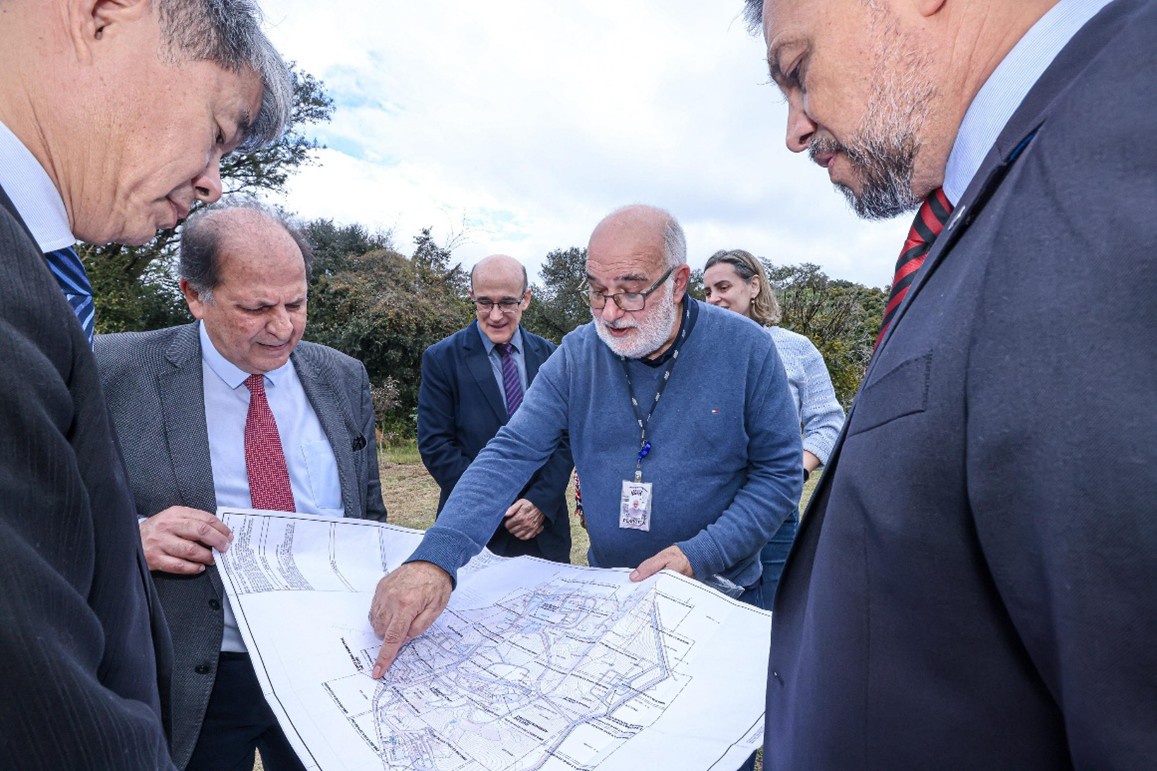 José Augusto Perrota, líder do projeto do Reator Multipropósito Brasileiro, em Iperó-SP, apresentando aos diretores da AIEA o mapa de construção do empreendimento. (Foto: Wander Roberto)
