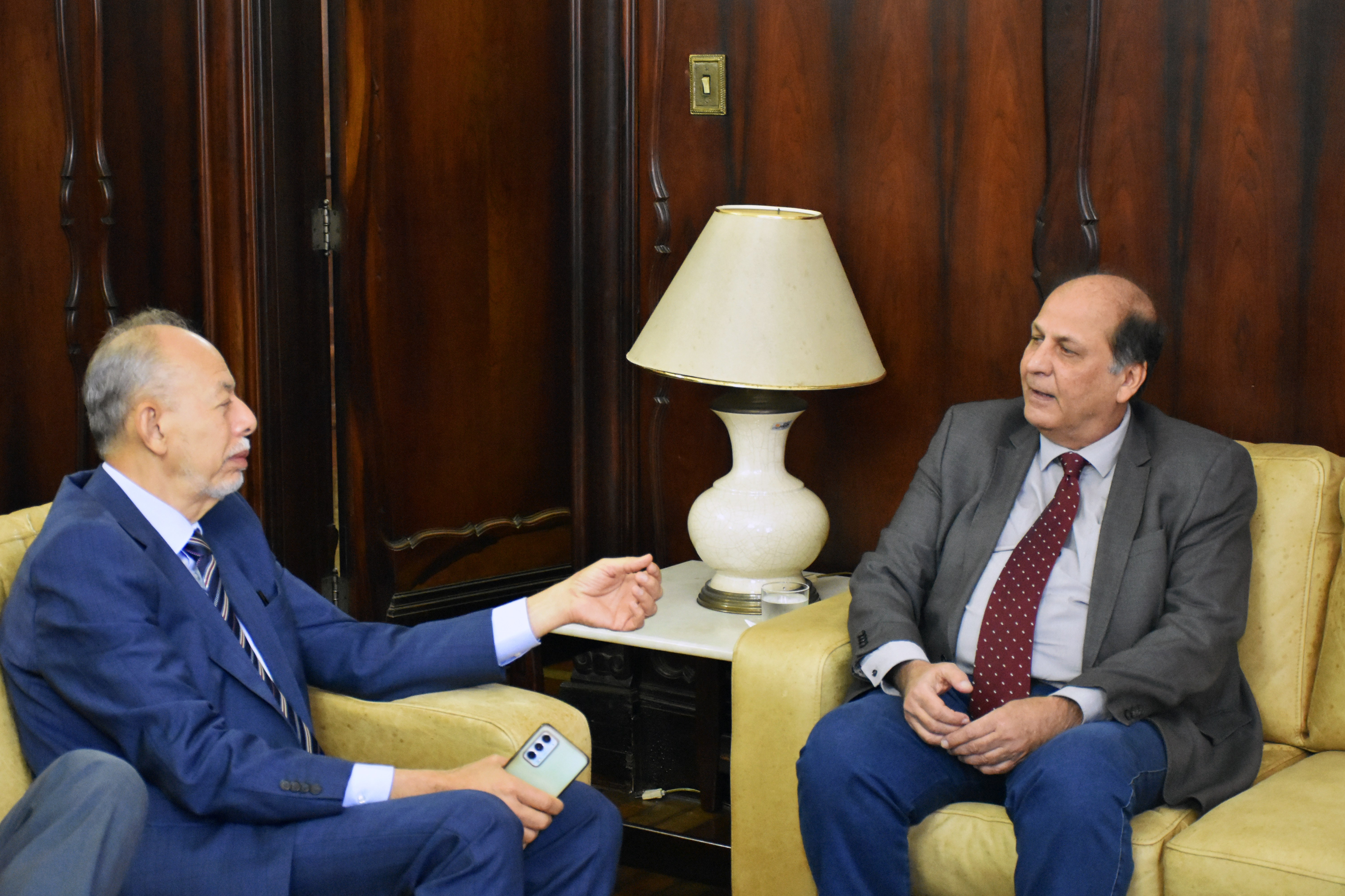 Secretário do MCTI, Inácio Arruda (à esquerda) em reunião com o Presidente da CNEN, Francisco Rondinelli (à direita). (Foto: Wyllean Damas/CNEN)